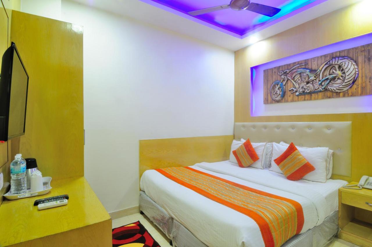 Hotel Prince Palace Deluxe - New Delhi Buitenkant foto